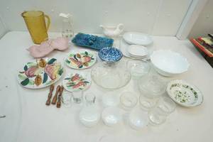 lot 22 image: Serving Dishes