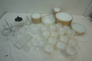 lot 24 image: Anchor-hocking Dish Set