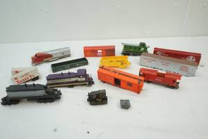 lot 56 image: Ho Scale railroad cars