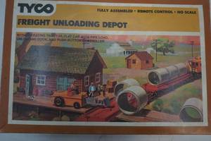 lot 103 image: Ho Scale Freight unloading depot