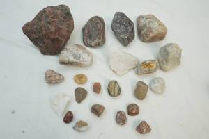lot 186 image: Collector Rocks