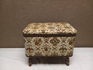 lot 76 image: VINTAGE HAWKEYE REDMAN SEWING BENCH