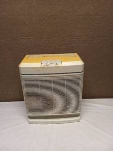 lot 79 image: HOLMES AIR PURIFIER