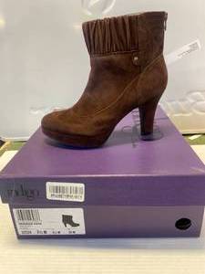 New Indigo by Clarks Boots Size 7.5