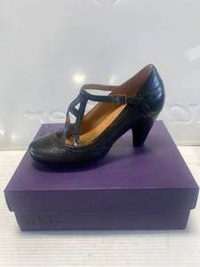 New Indigo by Clark Shoes Size 6.5