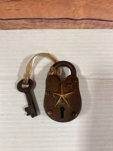 Star Padlock with Keys  2 � Inch Tall
