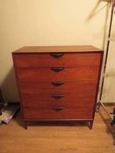 lot 21 image: 5 Drawer Dresser
