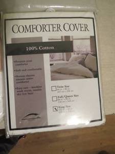 lot 40 image: 4 Piece Lot of King and Queen Bedding