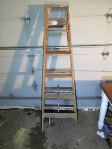 lot 60 image: 6 Wood Step Ladder