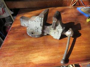 lot 84 image: Large Bench Vise Lot