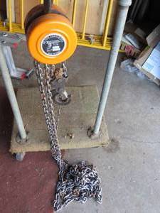 lot 103 image: Central Machinery HS Type Chain Block - 3 Ton