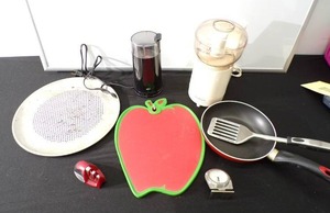 Assortment of Kitchen Items