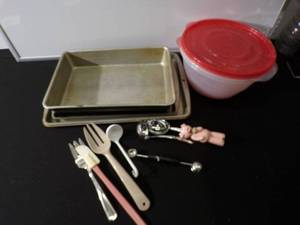 Baking Pans Tupperware Bowl and Lids with Utensils
