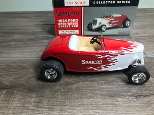 lot 172 image: 1934 Snap-On Ford Open Wheel Street Rod 125 scale die cast coin bank