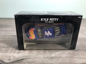 lot 320 image: 1997 Nascar Hot Wheels Pro Racing Kyle Petty #44  Hot Wheels 143 scale die cast stock car