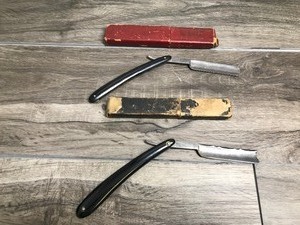 lot 368 image: 2 - Vintage Straight Razors with cases