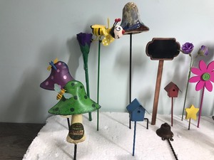 lot 372 image: Lawn and garden ornaments
