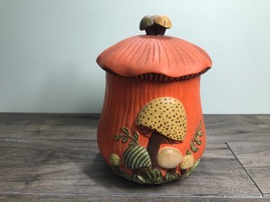 lot 373 image: Vintage Arnels ceramic mushroom decorative cookie jar