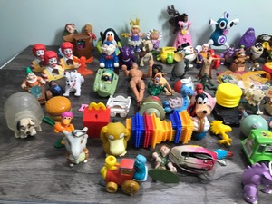 lot 376 image: Lot of vintage toys