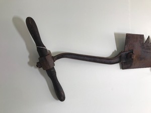 lot 402 image: Vintage 2 handed ice saw