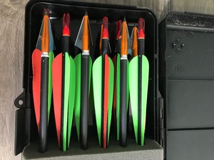 lot 408 image: 12 arrows with fixed broad heads and holding case
