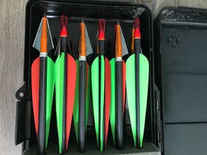 lot 409 image: 12 arrows with fixed broad heads and holding case
