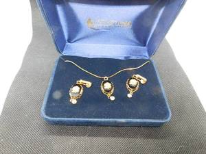 lot 14 image: Necklace earring set