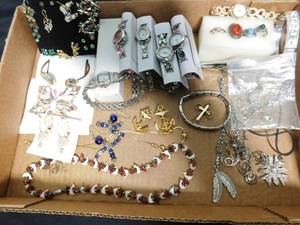 lot 431 image: Flat of jewelery