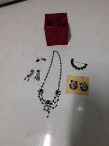 lot 16 image: Clip & screw on earrings and necklace