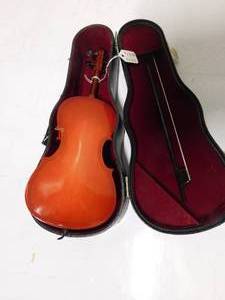 lot 26 image: Mini Fiddle