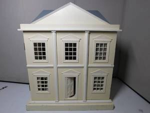lot 9 image: Doll House w furniture
