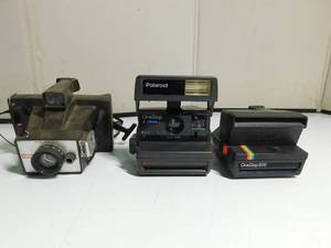 lot 45 image: 3 Vintage instant cameras
