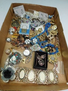 lot 60 image: Flat of vintage and new jewelery