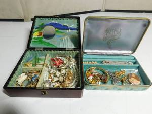 lot 61 image: 2 jewelery boxes of jewelery