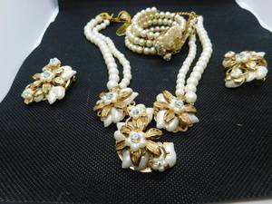 lot 64 image: Leru jewelery set