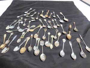 lot 102 image: Collector spoons