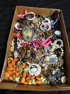 lot 104 image: Flat of jewelery