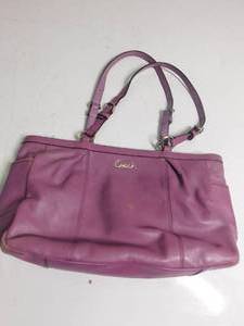 lot 122 image: Purple purse