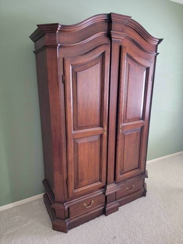 lot 17 image: Gorgeous Bedroom Armoire Cabinet