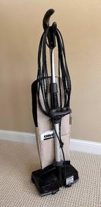 lot 29 image: Oreck XL21 Vacuum Cleaner
