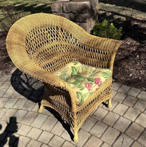 lot 4B image: Contemporary Wicker Patio Casual Dining Set