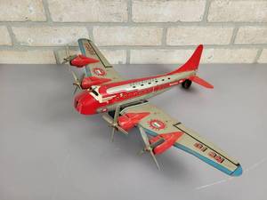 lot 297 image: Vintage MARX Tin Litho Friction Strato Airlines SKYCRUISER Toy Airplane - Propellers move w Friction Drive