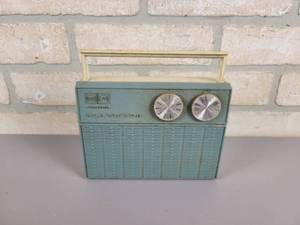 lot 304 image: RCA VICTOR Model RFG 20A 8-Transistor Radio - Tested and Works