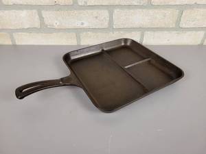 lot 320 image: Vintage Wagner Ware Bacon & Egg Cast Iron Breakfast Skillet
