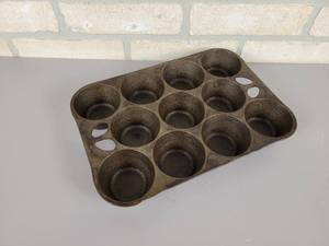 lot 319 image: Vintage Wagner WareGriswold Cast Iron Muffin Pan