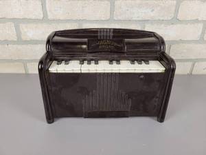 lot 477 image: 1950s Bakelite MAGNUS ORGAN Model 1510 - Tested and Works - 110Vac