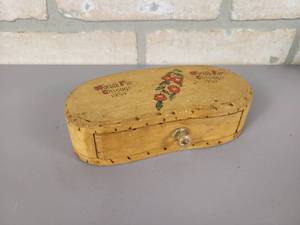 lot 498 image: 1934 Worlds Fair Wood Carved Trinket Box