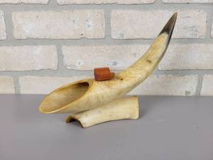 lot 428 image: Vintage Cow Horn Ash Tray