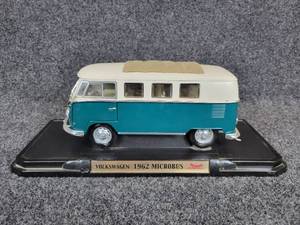 lot 345 image: Volkswagen 1962 Microbus - Road Signature 118 Scale Diecast Model
