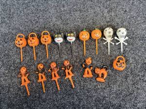 lot 378 image: (16) Vintage Plastic Halloween Toothpicks  Cake Toppers